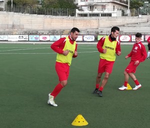 Per Calarco, qui impegnato nel riscaldamento pre-gara, è arrivato il primo gol con la maglia del Bocale