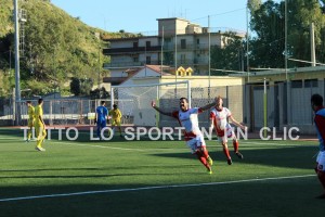 L'esultanza di capitan Secondi (foto di Domenico Tripodi - Tutto lo Sport in un Clic)