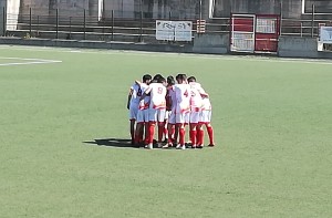 Squadra raccolta per trovare la concentrazione prima del fischio dinizio e di un grande primo tempo