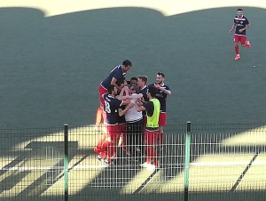 Abbraccio collettivo al gol-partita di Foti nel recupero