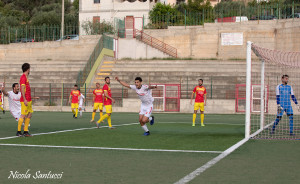 L'esultanza di Roberi Vota dopo il gol al Cotronei