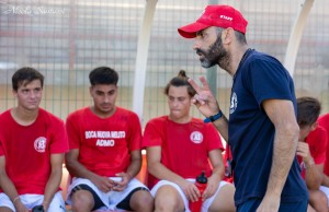 Mister Saviano impartisce indicazioni alla squadra