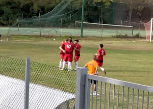 Tossi festeggiato dopo il gol del vantaggio